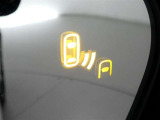 【BSM(ブラインドスポットモニター)】・・・隣の車線を走る車両をレーダーで感知。車両を感知するとドアミラーに搭載されたLEDインジケーターが点灯。