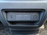 運転席前にも充電可能なUSBソケット&ワイヤレス充電付き収納!