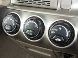 エアコンはオートエアコンでお好みの温度調整が出来、オールシーズン快適にドライブできます!リア席はプライバシーガラスで夏も涼しく過ごせます!