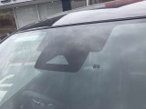 フロントガラスの上部には衝突軽減ブレーキの装置も付いており、より安全に運転を楽しんでいただくことができます。