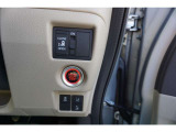 片側電動スライドドア付。通常のドアに比べて、車のボディーに対し平行に開閉し、開けてもスペースを取りません。出入り口が大きいドアはお子様のいるご家庭はもちろん、混んだ駐車場でも大活躍です!