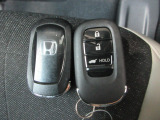 スマートキー付!キーを取り出さなくてもドアロックの施錠・開錠、エンジンの始動が出来ます!雨の日や荷物の多い日にとても便利ですね♪
