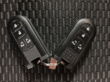 スマートキーを装備しています☆カギをカバンやポケットに入れて頂いた状態でドアロックの開閉やエンジンスタートをして頂けますよ!とても便利な装備です!