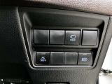 パノラミックビューモニターの視点切り替え、オートマチックハイビームのスイッチが配置されてます。