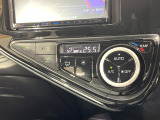 【オートエアコン】一度お好みの温度に設定すれば、車内の温度を検知し風量や温度を自動で調整。暑い&hellip;寒い&hellip;と何度もスイッチ操作をする必要はありません。快適な車内空間には必須の機能ですね♪