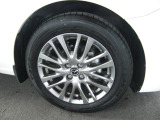 標準装備の純正16インチアルミホイール。タイヤサイズは185/60R16です。
