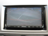 カラーで後方映像をモニターに映し出してくれるので、ショッピングモールのような狭い駐車場であったとしても障害物を見つけ、楽々駐車することができますね。