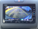 【リアカメラ】運転が苦手な方も車庫入れラクラクです!ギアをリバースに入れれば自動的にモニターが切り換わりますので、面倒な操作は不要です。狭い駐車場もお車を傷つけず安心です!
