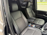 運転席・助手席のお写真になります!!特に擦れや傷、汚れ等など御座いませんので気持ちよくお使いいただけるかと思います!!両席とも肘置きがありますので快適に運転することが出来ます!!
