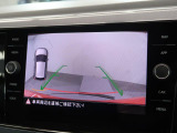 ギアをリバースに入れると車両後方の映像を映し出します。画面にはガイドラインが表示され、車庫入れや縦列駐車などの際に安全確認をサポートします。