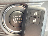 【キーレススタートシステム】カバンやポケットに入れたままでもドアの施錠・解錠が可能なスマートキーを装備。エンジンのオン・オフ時もカギを取り出す必要が無いからとっても便利です♪