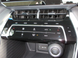 操作部に静電式タッチパネルを採用したフルオート・エアコンディショナー。Honda インターナビ同様、スマートフォン感覚の直感操作を実現しています。