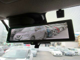 『スマートルームミラー』付き♪♪ 後席乗車の方の頭で後続車を確認できない時には後部カメラが撮影する映像をここに表示させて後方の確認ができます♪♪