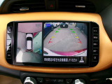 アラウンドビューモニターも装備しております。ご覧のように車体を真上か見たような映像なので、車庫入れの苦手なお客様ももうご心配いりません。