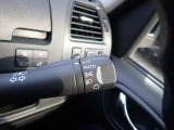 オートライト機能が装備されており暗い場所に入ると車両が検知しライトのON・OFFを自動的に切り替えてくれますので非常に便利な装備です♪
