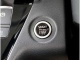 エンジンの始動は、ブレーキペダルを踏みながらボタンをワンプッシュするだけでOK!