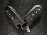 スマートキーを装備しています☆カギをカバンやポケットに入れて頂いた状態でドアロックの開閉やエンジンスタートをして頂けますよ!とても便利な装備です!