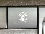 【エマージェンシーブレーキ】走行中に前方の車両等を認識し、衝突しそうな時は警報とブレーキで衝突回避と被害軽減をアシスト。より安全にドライブをお楽しみいただけます。