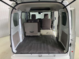 リヤシートを折りたたんで、広々としたフラットなスペースを実現!