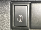 【パワースライドドア】スマートキーや運転席のスイッチでスライドドアの開閉が可能♪電動だから力を入れてドアを開ける必要が無く、小さいお子様でも、重い荷物を持っている時もラクに開け閉めできます♪