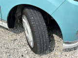 タイヤサイズは14インチです。タイヤの残り溝は、約半分です。