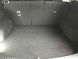 ラゲージルーム!後ろのシートは片方ずつ倒せます。乗る人や積む荷物に応じてアレンジが可能ですので多彩に使えてとても便利です。