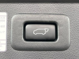 【パワーバックドア】スマートキーや運転席のボタンを押すだけでリアゲートが自動で開閉します!荷物を持っている時や、高い位置にあるバックドアを閉める際に便利な機能です♪