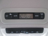 リヤ側にもオートエアコンを装備しております。車内の温度調整をより行い易くなっております。