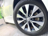 【純正アルミホイール】外観にマッチした純正アルミホイールを装着しております。各種社外アルミホイールや、スタッドレスタイヤも取扱いしております。是非ご相談ください♪