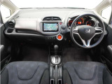 視界広々で非常に運転しやすくロングドライブでも疲れを感じさせないすっきりとまとまったインパネ周りです。