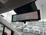 後方をカメラで映しだす機能が付いたスマートルームミラー!ルームミラーの下のレバーを変えるだけで、後席に大きな荷物が乗っていても、後方をカメラを確認できる便利機能!。