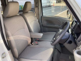 ゆとりの空間を確保。運転席は様々な体型のドライバーを想定しており、ドライビングポジションの調整が可能です。