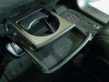 運転席からも助手席からも使いやすい位置に引き出し式ドリンクホルダーとスマホなどを置けるトレイを配置。