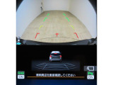 ■リヤビューカメラの映像です。ステアリング連動ガイドラインが、後退時の予想進路を表示し、運転のサポートを致します。