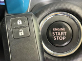 【キーレススタートシステム】カバンやポケットに入れたままでもドアの施錠・解錠が可能なスマートキーを装備。エンジンのオン・オフ時もカギを取り出す必要が無いからとっても便利です♪