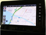 純正ナビを装備。タッチパネル式で使いやすく、お出かけもラクラクです。