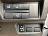 アイドリングストップ。停車時にブレーキを踏むだけでエンジンがストップ。さらに、発進時にはブレーキから足を離すだけでエンジンを始動します燃費を向上させます。ON/OFFスイッチにより切り替える事も可能です。