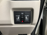 両側パワースライドドア付で、挟み込み防止機能によりお子様の乗り降りも安心!車内・車外のドアハンドルからはもちろんのこと運転席スイッチやリモコンキーからも開閉操作が可能で大変便利な装備となっております!