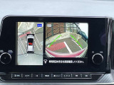 アラウンドビューモニター。上空から見下ろしているような映像で、スムースな駐車をサポートします。