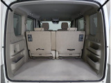 後部座席を立てた状態での荷室です。このままでも十分な広さを確保しています。使用用途に合わせてシートアレンジ☆実際の使用用途をイメージして是非実際に商品をご覧になってください♪