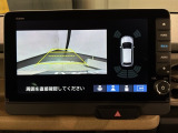 リバースギアに入れるだけで後方の表示へ切り替わります。夜間や雨の日の駐車も楽になりますよ。