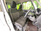運転席まわりには十分なスペースがあり、大柄な方でもゆったり運転していただける環境です。