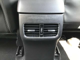 後部座席にもエアコン吹き出し口がしっかり装備されています。