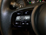 【ステアリングリモコン】ステアリングにオーディオ調節可能なスイッチが装備されていますので運転中でも視線をそらさずにオーディオの調節が可能です!