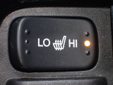 運転席と助手席には、【シートヒーター】が装備されています。温度調整も「Hi/Low」の切り替えができお好みの設定で快適なドライブを楽しめます。腰から下が暖まると、暖房よりも体があったまりますよ。