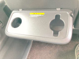 後部座席にはちょっとしたテーブルがあるので便利です。