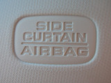 サイドカーテンエアバックシステムは、側面衝突時に大人から子供までさまざまな体格の乗員の頭部や頚部を広範囲で保護。特にセンターピラーへの頭部衝突を防ぐ展開性能を実現しています。
