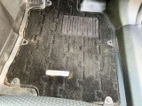 フロアマットの下にはゴムマット付きで、雪など多く降る日は