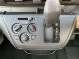 シフトノブの位置がステアリングに近くて、運転しやすいですよ♪♪マニュアルエアコンで操作も簡単☆