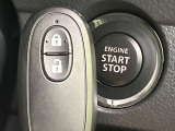 【キーレススタートシステム】カバンやポケットに入れたままでもドアの施錠・解錠が可能なスマートキーを装備。エンジンのオン・オフ時もカギを取り出す必要が無いからとっても便利です♪